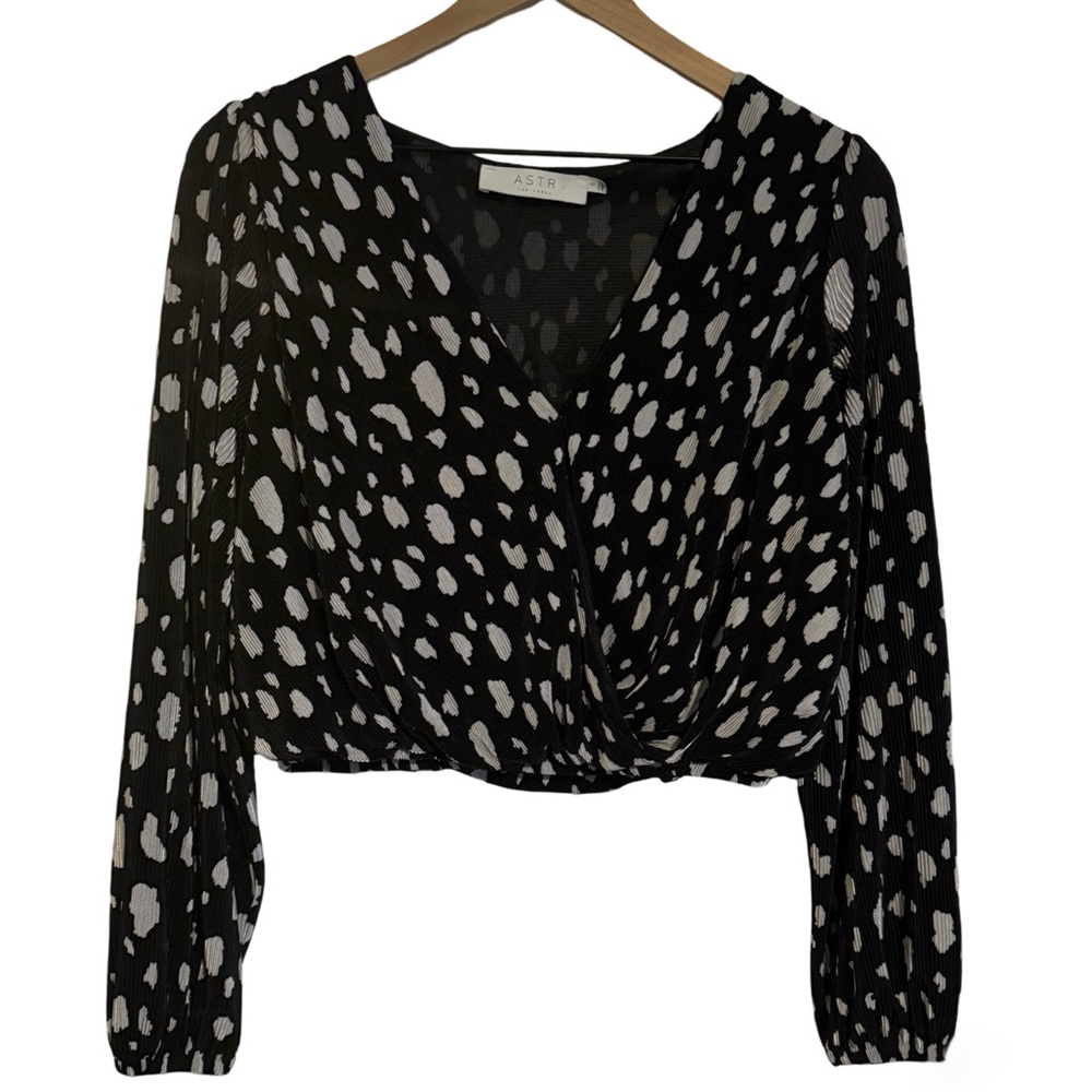 ASTR The Label Black & White Abstract Print Twist‎ Crop Top